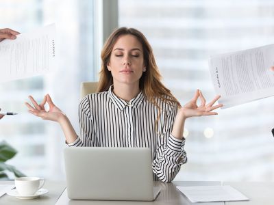 Vrouw miditeert achter laptop